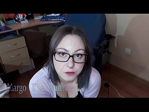 ❤️ Көз айнек тагынган сексуалдуу кыз Дилдону камерага терең соруп ❤❌ Порно порно боюнча бизде ❌️